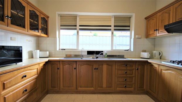 9-bedroom shared house / townhouse, Boronia Street - Photo 1