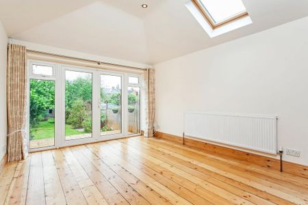 4 bedroom semi-detached house to rent - Photo 5
