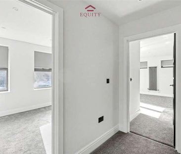 Bullsmoor Lane, Enfield, EN3 - Photo 1