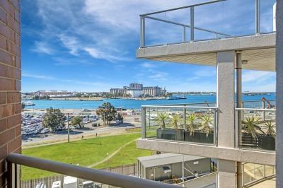 Prime Location & Water Views – Sub-Penthouse! - Photo 2
