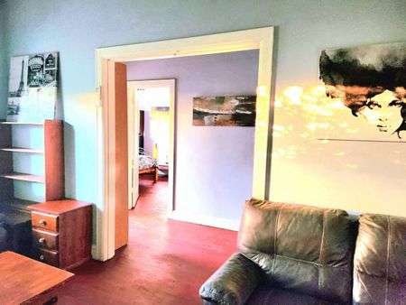 3BR Home in Caulfield South with Air-Conditioning & Private Backyard Oasis - Photo 4