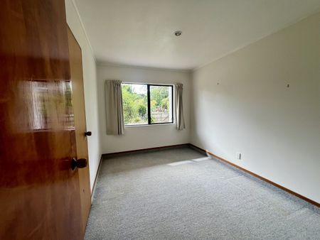 CHARMING 2-BEDROOM HOME IN SOUGHT-AFTER PEACOCK GARDENS DRIVE - Photo 5