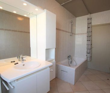 MOOI GELIJKVLOERS APPARTEMENT MET GROOT TERRAS + GARAGE - Photo 1