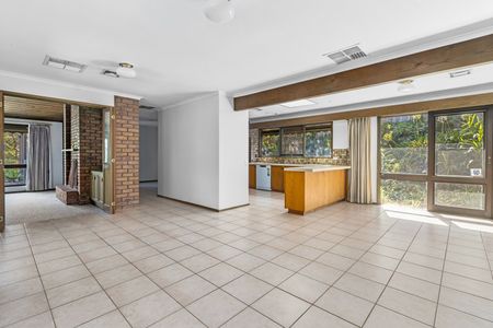 SPACIOUS FAMILY LIVING – PERFECT LOCATION - Photo 5