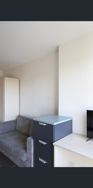 Modern Studio with Balcony & Air-Con in Vibrant Redfern - Photo 1