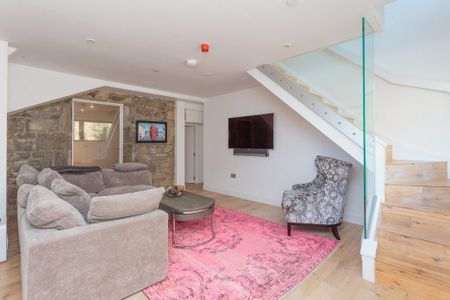 4 bedroom terraced house to rent - Photo 5