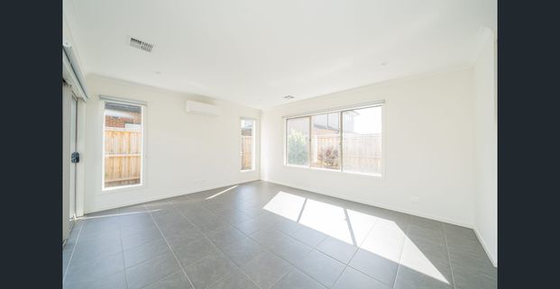 Spacious Home in "Smiths Lane" Estate, Clyde North- Available 12/11/2026 - Photo 1