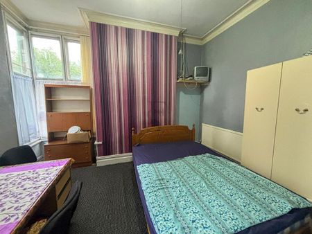 1 bedroom in a house share to rent - Photo 2