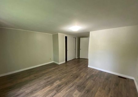 For Lease - 437 16th Avenue, Richmond Hill, Ontario - Photo 2