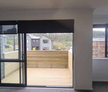 Brand New 3 Bedroom 2 Bathroom Townhouse in Whitby - Photo 4