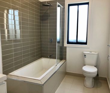 High Ceilings and Old World Charm - Photo 3