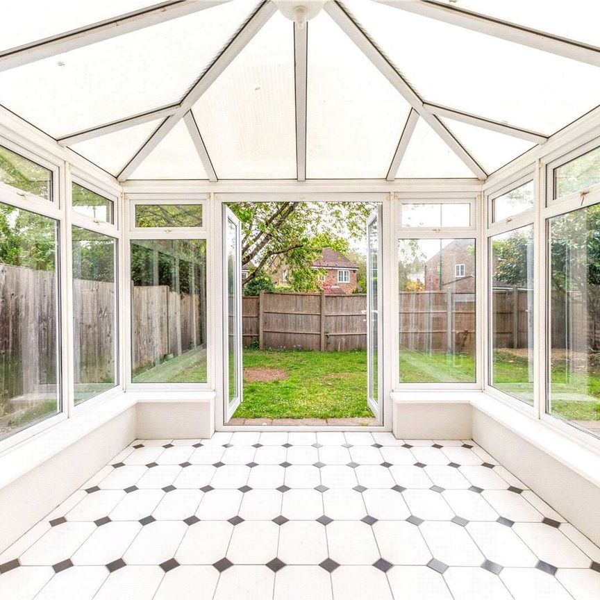 A detached family home situated in the heart of Sunningdale. - Photo 1