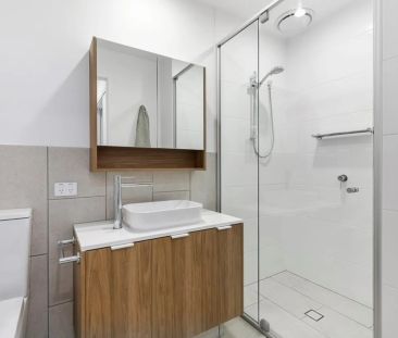 Stylish 2 Bedroom home with private court yard - Photo 2