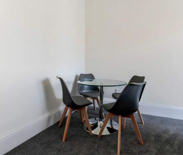 3 bedroom flat to rent - Photo 4