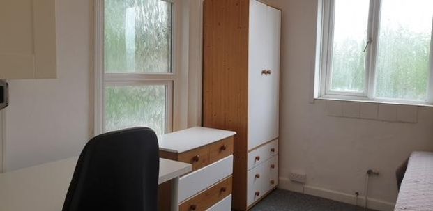 4 bedroom end of terrace house to rent - Photo 1