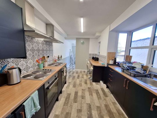 Modern and tastefully designed shared house, close to town - Photo 1