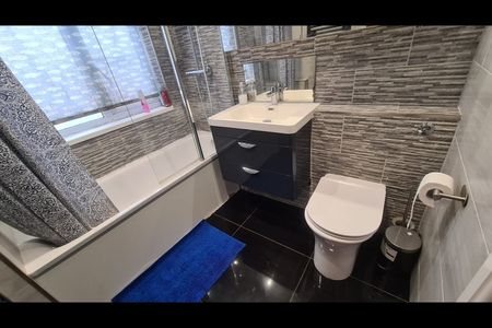 3 Bed Terraced House, Warden Avenue, HA2 - Photo 2