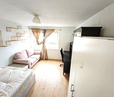 3 Bed Detached House, Crownfield Avenue, IG2 - Photo 6