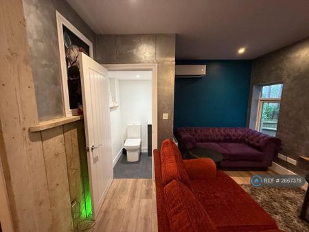 2 bedroom flat to rent - Photo 2