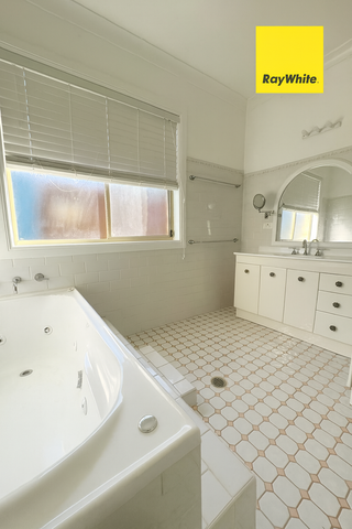 Luxury Family Living in a Blue-Ribbon Panania Location - Photo 5