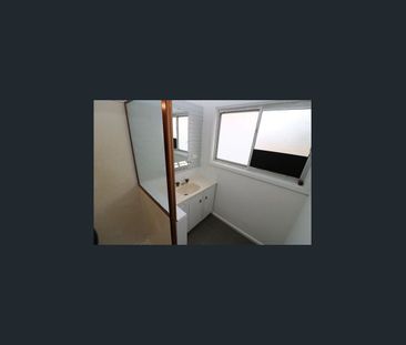 Cosy home with oversized garage for storage - Photo 5