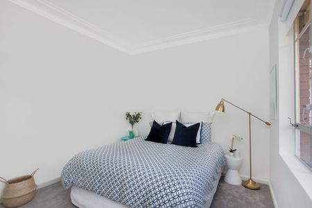 Light Filled Renovated Two Bedroom Apartment - Photo 2