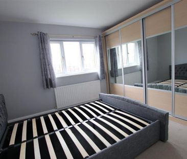 4 bedroom detached house to rent - Photo 2