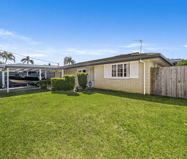 STYLISH FAMILY HOME IN A PRIME BROADBEACH WATERS LOCATION - Photo 4