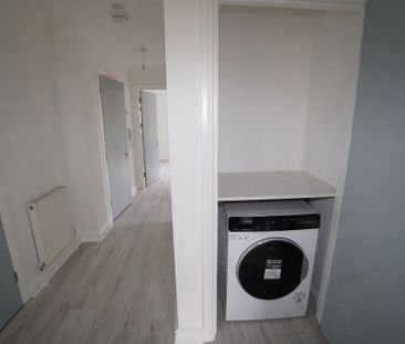 3 bedroom flat to rent - Photo 5