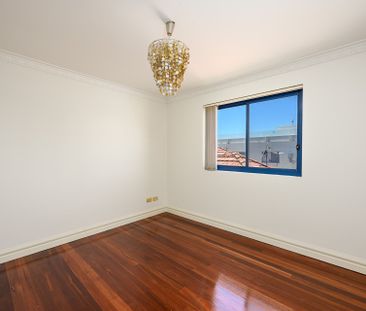 Stylish Entertainer's Duplex in a Lifestyle Location - Photo 3