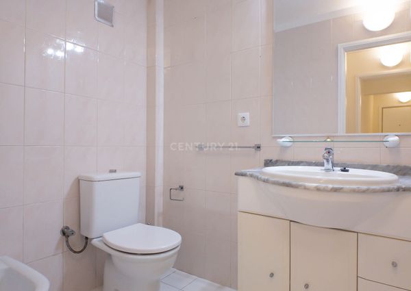 APARTAMENTO T2 VARANDA .- BOAS ÁREAS - arrecadação