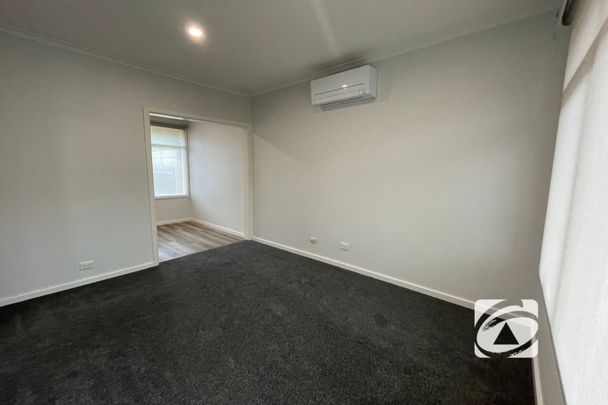 COSY 1 BEDROOM UNIT CLOSE TO SHOPS AND TRANSPORT - Photo 1