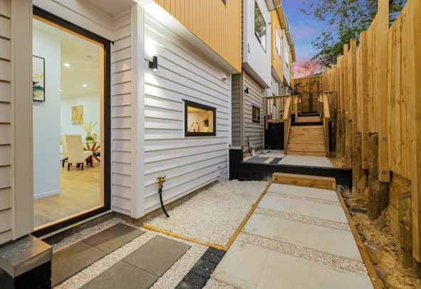 Pakuranga Heights - 2 Bedrooms with 1.5 Bathrooms - Photo 1