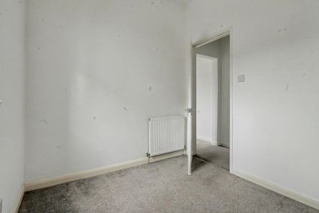 3 bedroom end of terrace house to rent - Photo 2