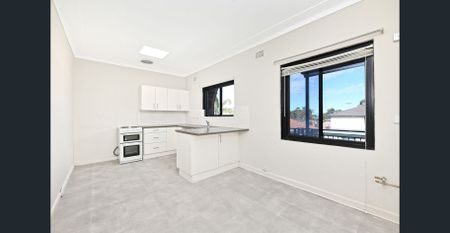LIGHT BRIGHT & SPACIOUS 3 BEROOM UNIT IN CENTRAL LOCATION - Photo 4