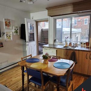 Petit 5 ½ ou très grand 4½ avec Cour ou Stationnement - Photo 2