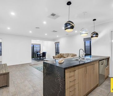 Spacious Bedroom, 2-Bathroom Home with Double Garage for Lease - Photo 6