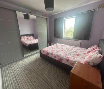 4 bedroom semi-detached house to rent - Photo 3