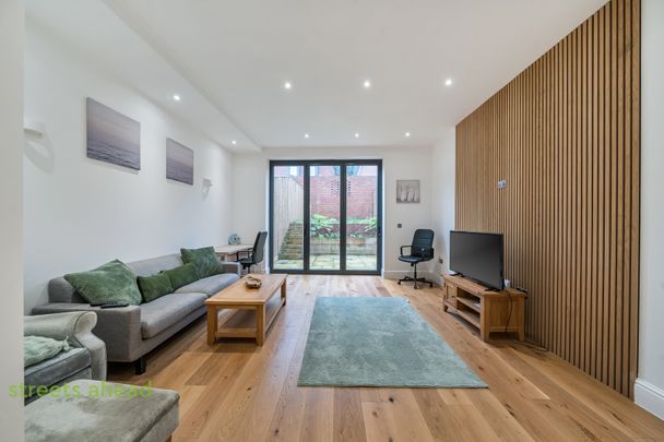 The Grove, Coulsdon, CR5 - Photo 1