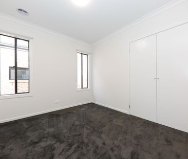 Generous Home with 4 bedroom & 2 living - Available now. - Photo 2