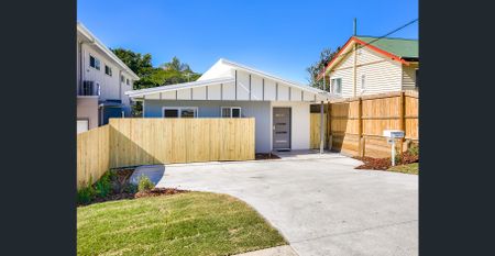 MODERN, FULLY FURNISHED, GROUND FLOOR STUDIO APARTMENT - Photo 2