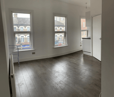 Studio flat with self contained kitchen- ideal for couple-ilford - Photo 2