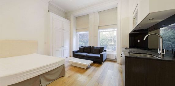 A bright furnished studio apartment overlooking the beautiful Lennox Gardens. - Photo 2