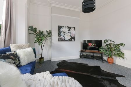 4 Bed Semi-Detached House, Bridge Grove, NG2 - Photo 4