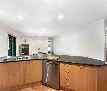 SPACIOUS THREE BEDROOM PLUS STUDY HOME - GREAT LOCATION - Photo 6