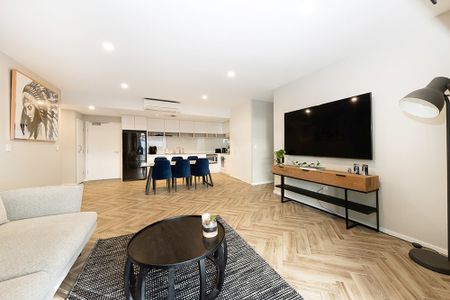 Spacious Single Level Apartment - Photo 2