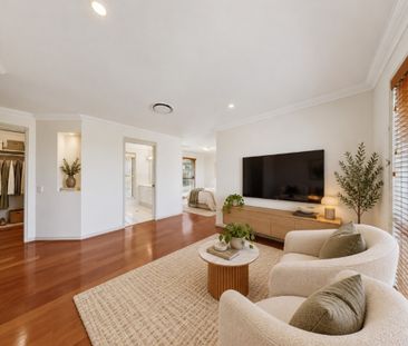 Spacious Family Living with Room for Everyone! - Photo 1