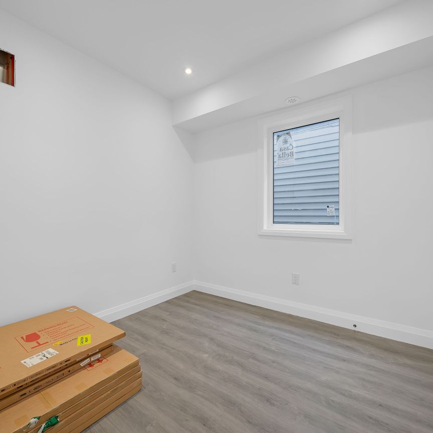 For Lease - 474 Montrose Avenue Unit# Second, Toronto, Ontario - Photo 1