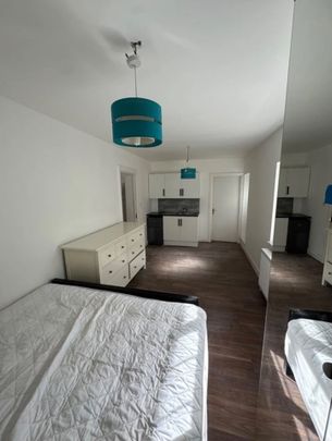 Studio Flat, Abercorn Road, NW7 - Photo 1