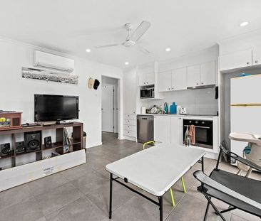 Modern Home with Air Conditioning! - Photo 2